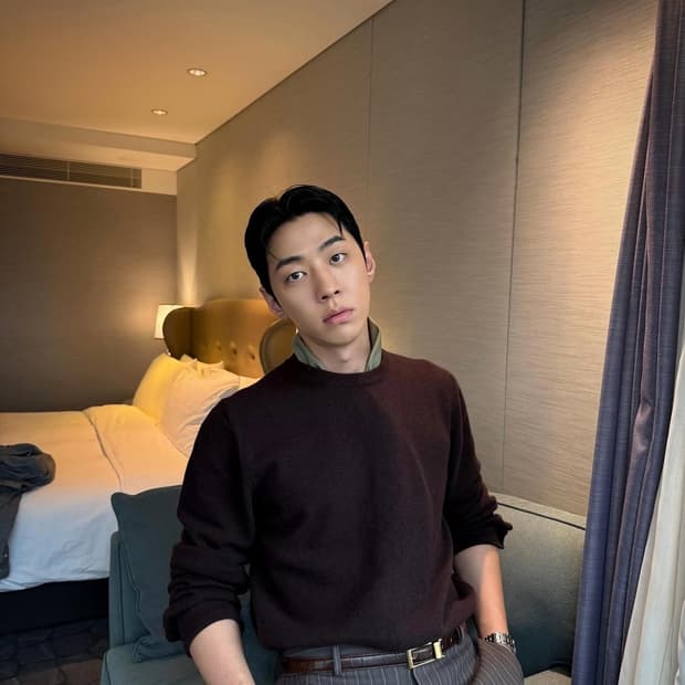 렉토 25FW 셔츠 커프스 디테일 니트 탑 다크 버건디