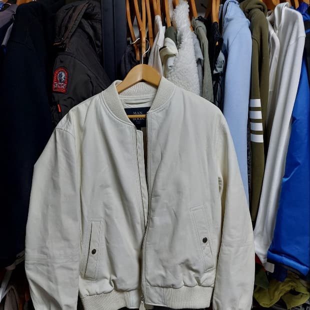 맨온더분 크림 천연 양가죽 바시티 블루종 50