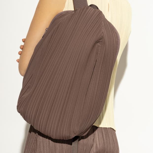 플리츠플리즈 이세이미야케 25fw OVAL 백팩/브라운