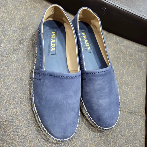 프라다 스웨이드 슬립온