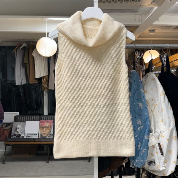 미쉘클랑 하이넥 슬리브리스 니트