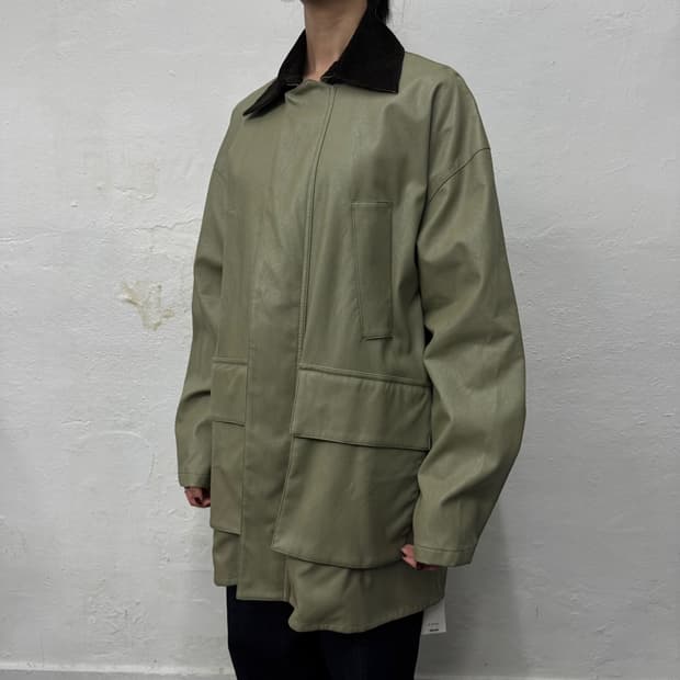 센스오브플레이스 카키컬러 에코 레더 집업 스냅버튼 레더 코트