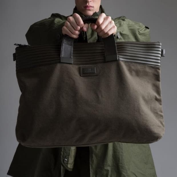 issey miyake 릿지 토트백 카키