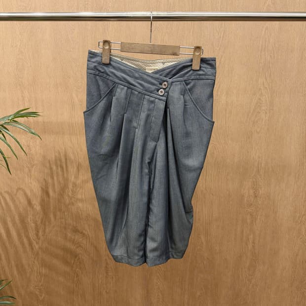 엠포리오 아르마니 하프 팬츠 언발란스 랩 레이어드 디테일 차콜 그레이