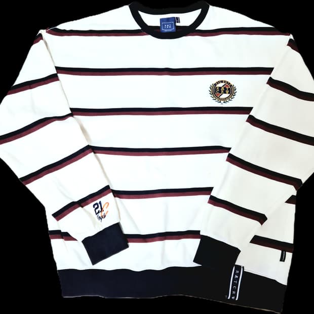 로맨틱 크라운 스트라이프 맨투맨