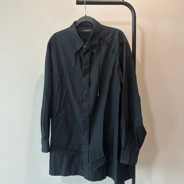 카즈유키 쿠마카이 어태치먼트 히든버튼 레이스업 롱 셔츠 