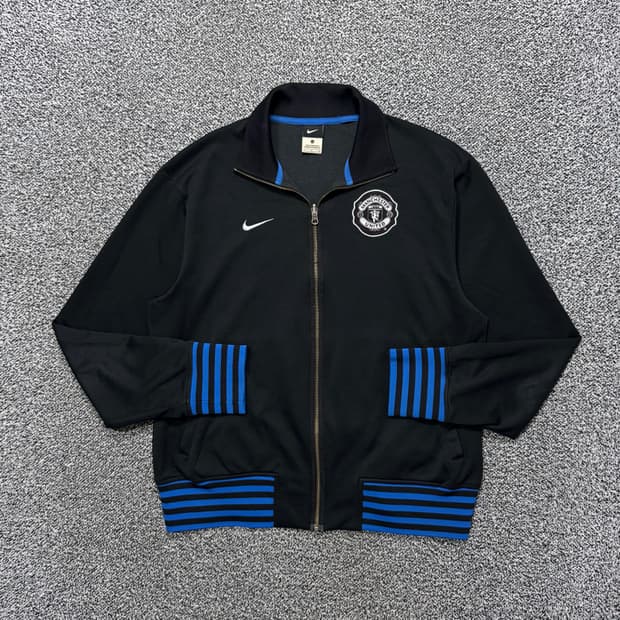 Name : 나이키 솔로스우시 맨유 팀로고 올블랙 져지  :) 