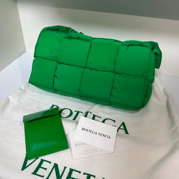 보테가베네타 패딩 카세트백 s+급