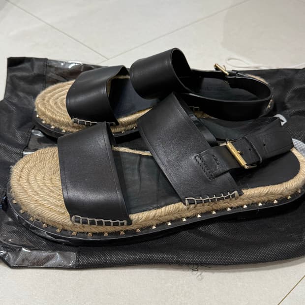 발렌티노 가라버니 Valentino Garavani 락스터드 에스파듀 샌