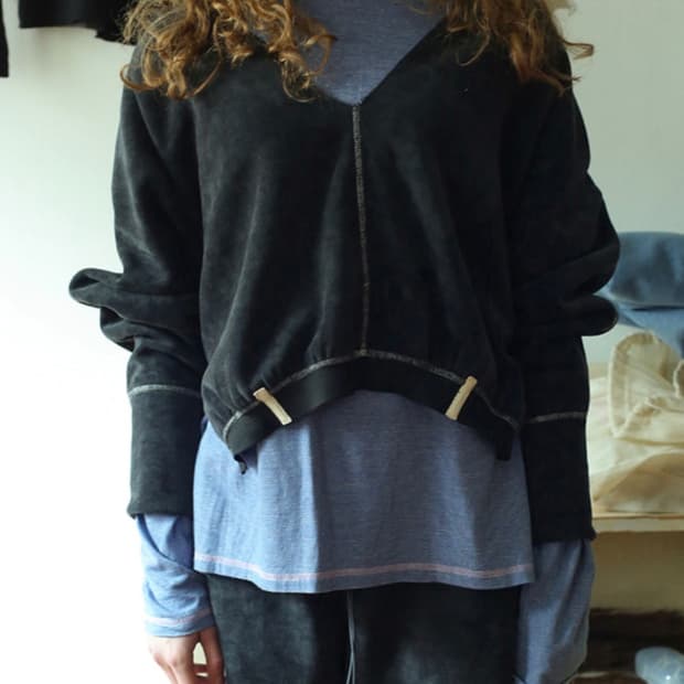 Tonse 톤세 브이넥 스웻셔츠 차콜 Flims V-neck