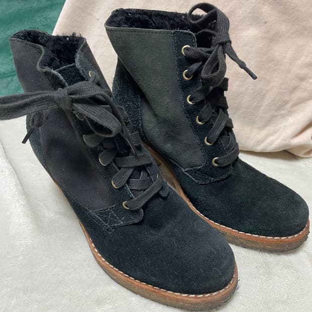 UGG 소피아 스웨이드 앵클 부츠 230