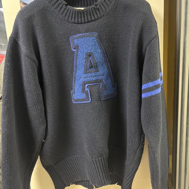 앤더슨벨 바시티 로고 크루넥 스웨터(BLACK)