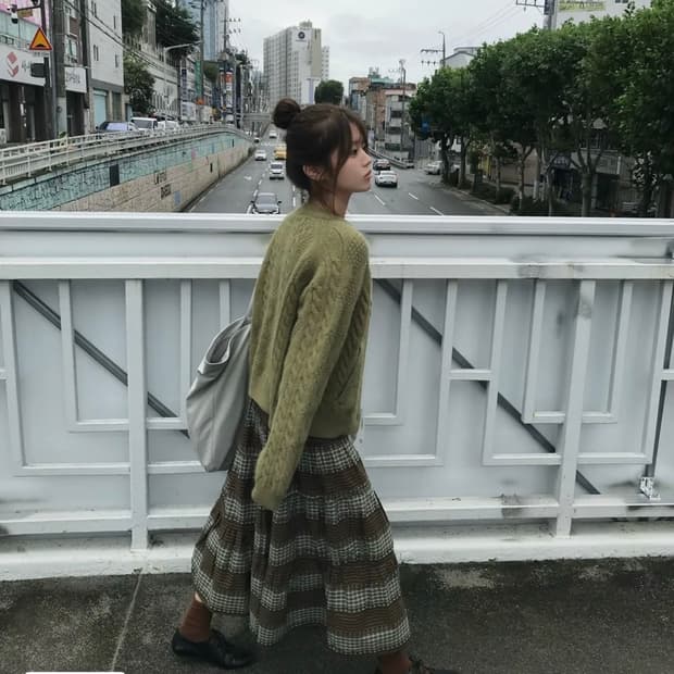 무음 투웨이 버튼 셔링 스커트 브라운