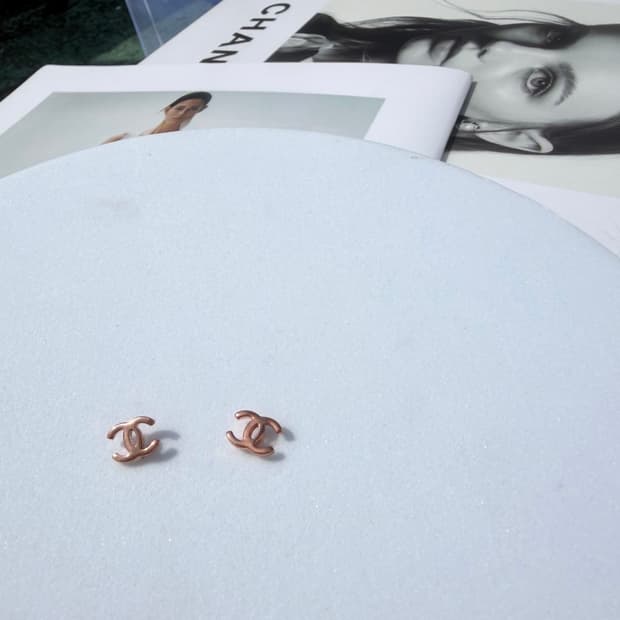 샤넬 미니 로고 이어링 골드