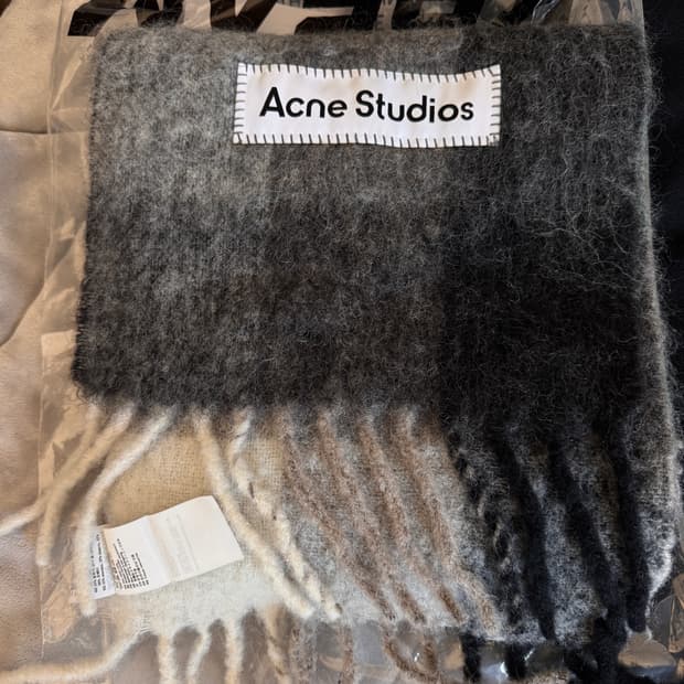 아크네 체크 머플러