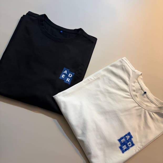 아더에러 시그니피컨트 태그 티셔츠 블랙 화이트