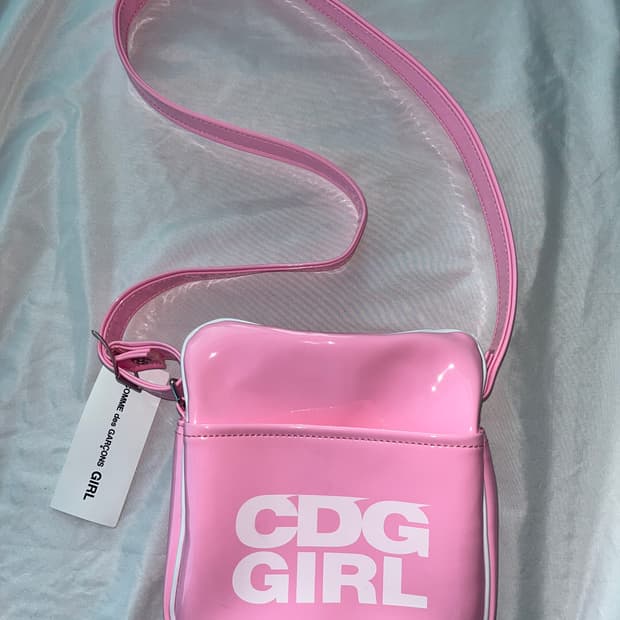 (새상품) 꼼데가르송 걸 에나멜 크로스 백 가방