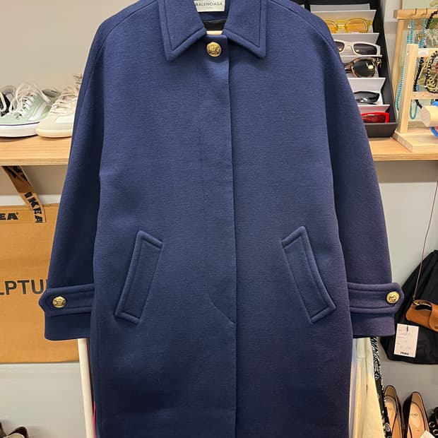 발렌시아가 금단추 가오리핏 코트 