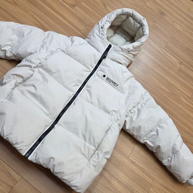 아이보리 색상의 디스커버리 익스페디션 패딩입니다. 150 사이즈로, 7세