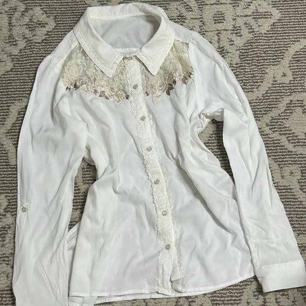 엑시즈팜 시스루플라워 자수디테일 아이보리 셔츠 