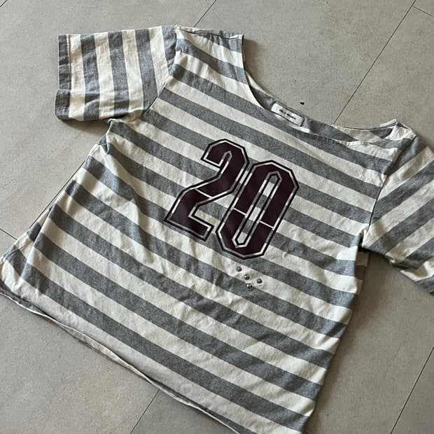 밀로 우먼 오프숄더 스트라이프 티셔츠 