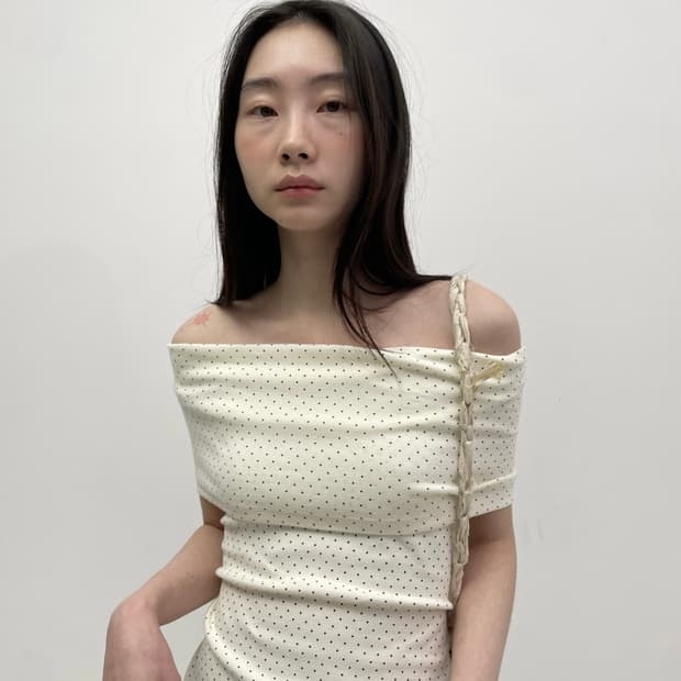 [콜로신스] BACK TIE OFF SHOULDER TOP DOT