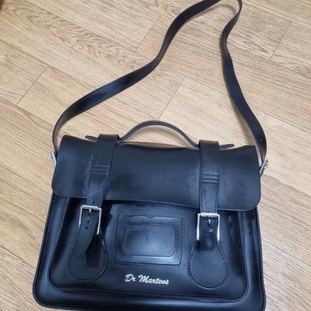 [닥터마틴/사첼백] 15인치 블랙 레더 크로스백