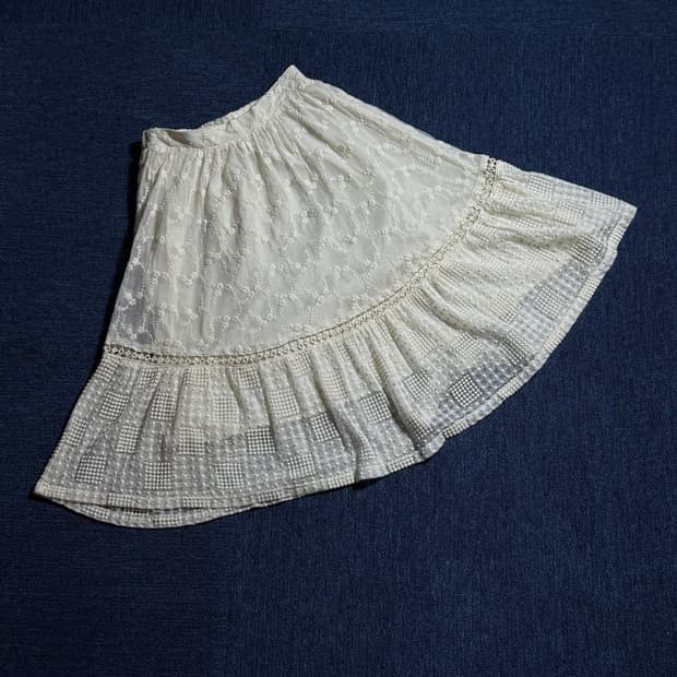 모리걸 화이트 미디스커트