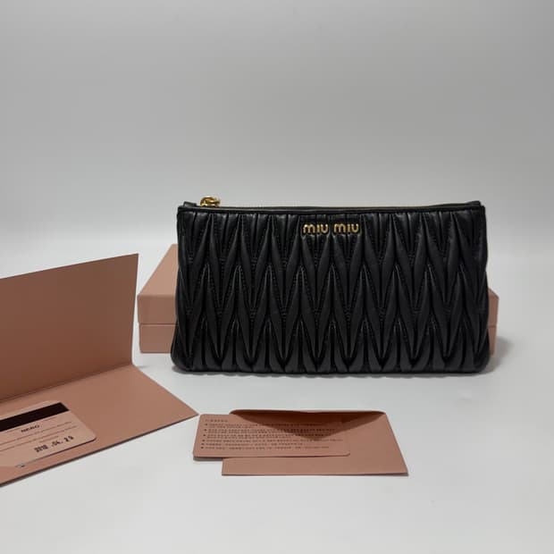 미우미우 마테라쎄 여성 클러치