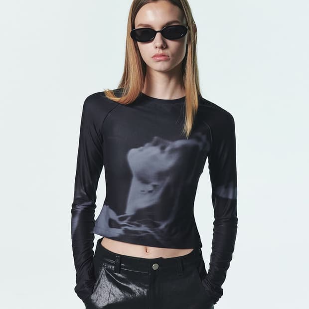 커렌트 센슈얼 우먼 그래픽 티 - BK