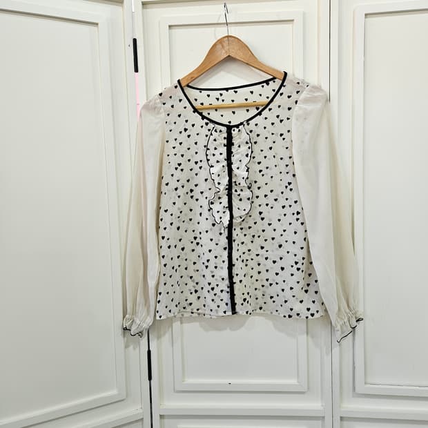 하트 패턴 프릴 블라우스