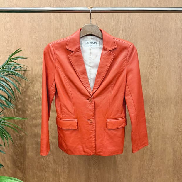 발망 테일러드 싱글 레더 자켓 투 버튼 클로징 핸드 스티치 디테일 오렌지