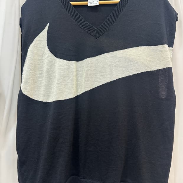 나이키 스우시 블랙 V넥 니트 베스트