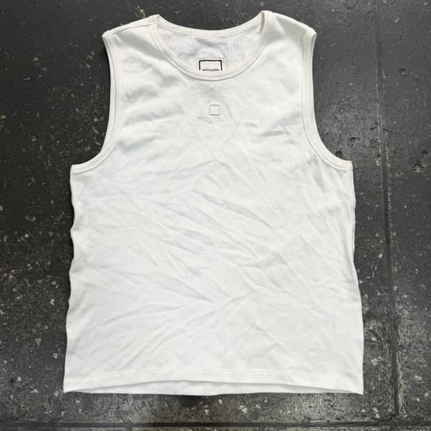 100 우영미 스퀘어로고 슬리브리스 나시