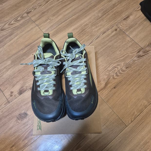 (250/2회착)알트라 x 로아 팀프 5 고어텍스 브라운