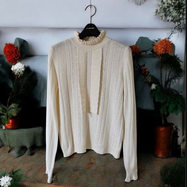 앳코너 아이보리 모크넥 프릴 장식 여성 니트 스웨터 S