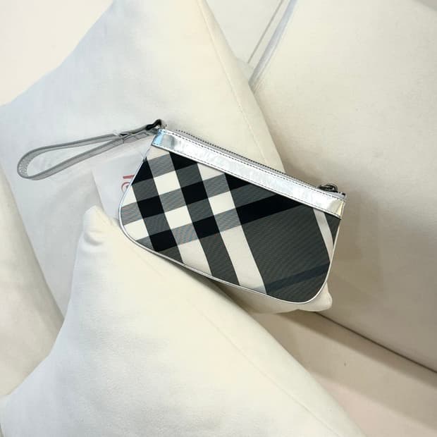 버버리 실버 체크 파우치 (정품)