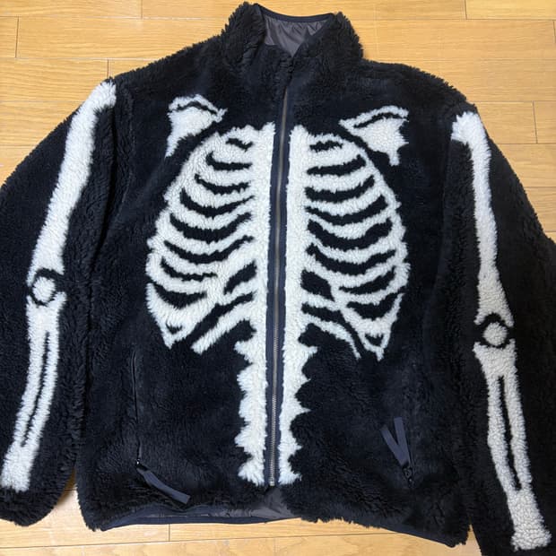 캐피탈 본 패턴 보아 플리스 리버시블 블루종 블랙