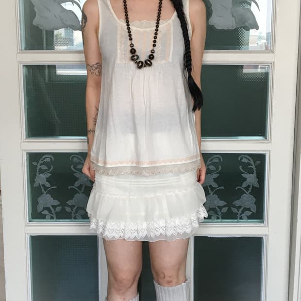 Lace trimming sleeveless