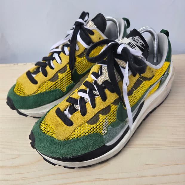 275 나이키 x 사카이 베이퍼와플 투어 옐로우 & 골지 그린 운동화