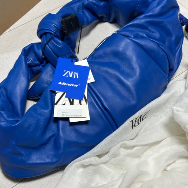 자라 아더에러 레더 매듭 숄더백 블루