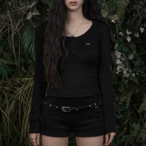 카키포인트 Ribbed Button T-shirt