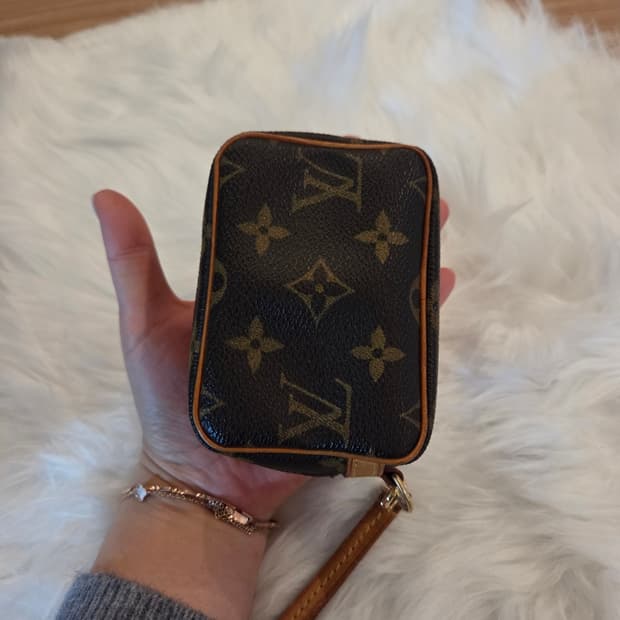 루이비통 모노그램 미니 파우치 with 스트랩