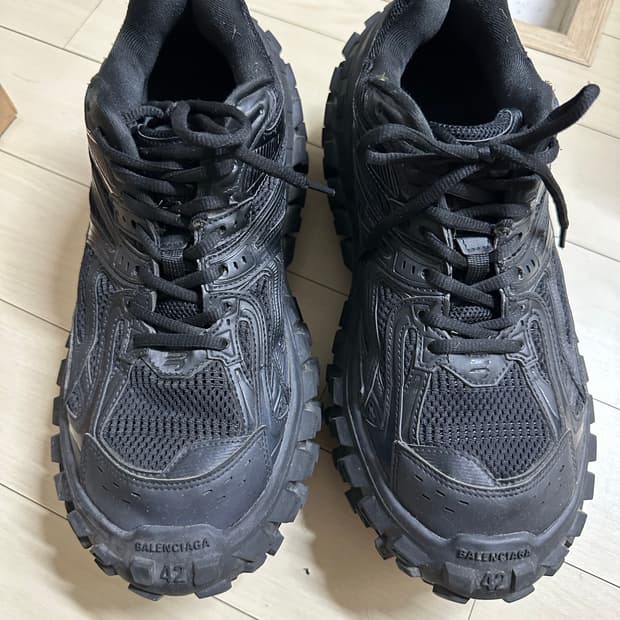 발렌시아가 디펜더 블랙