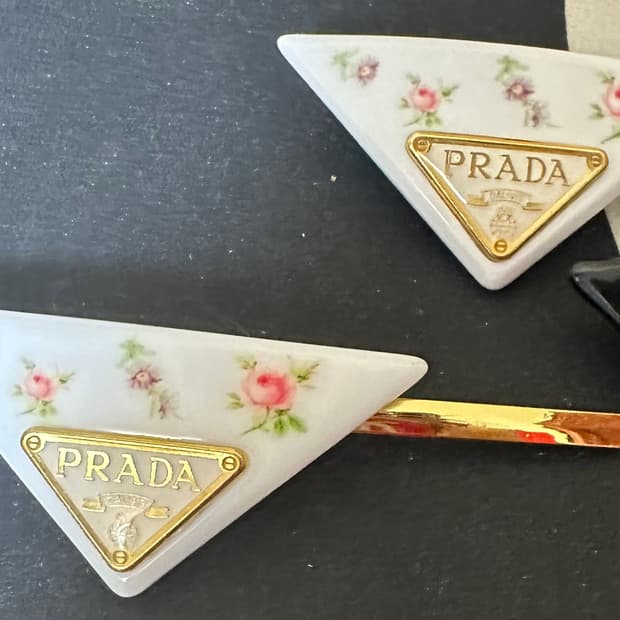 프라다 플라워 패턴 헤어핀