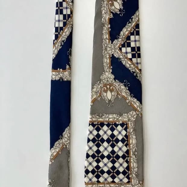 아쿠아스큐텀 넥타이