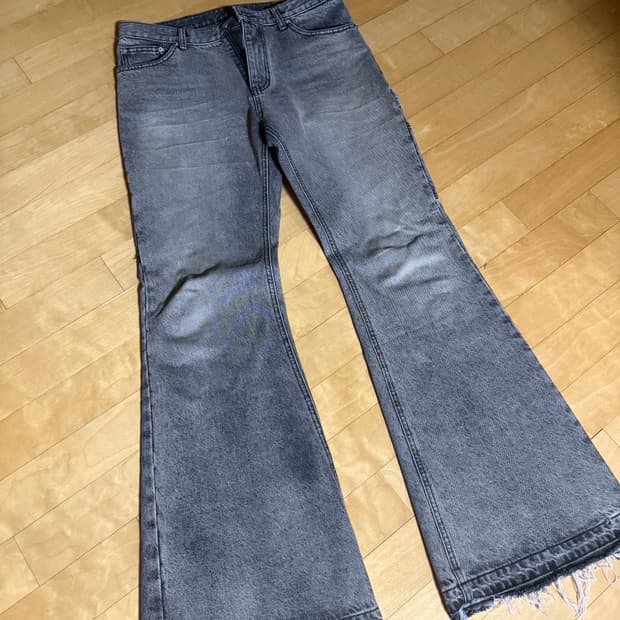 에모스탠스클럽 블리치드 워싱 카펜더 플레어데님 1