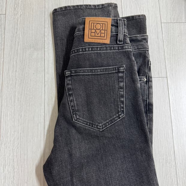 Toteme 스탠다드 데님 흑청