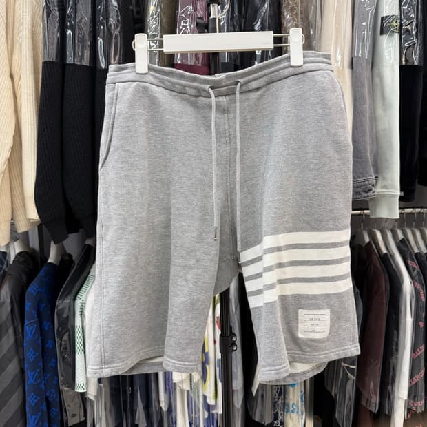 [리오브전포점] 톰브라운 사선 완장 자수 반바지