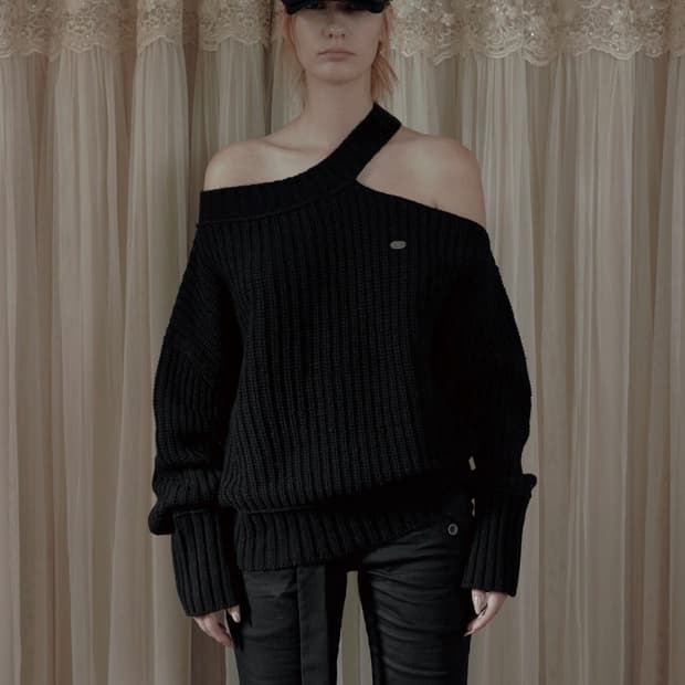 보헤미안서울 넥 컷 아웃 루즈핏 니트